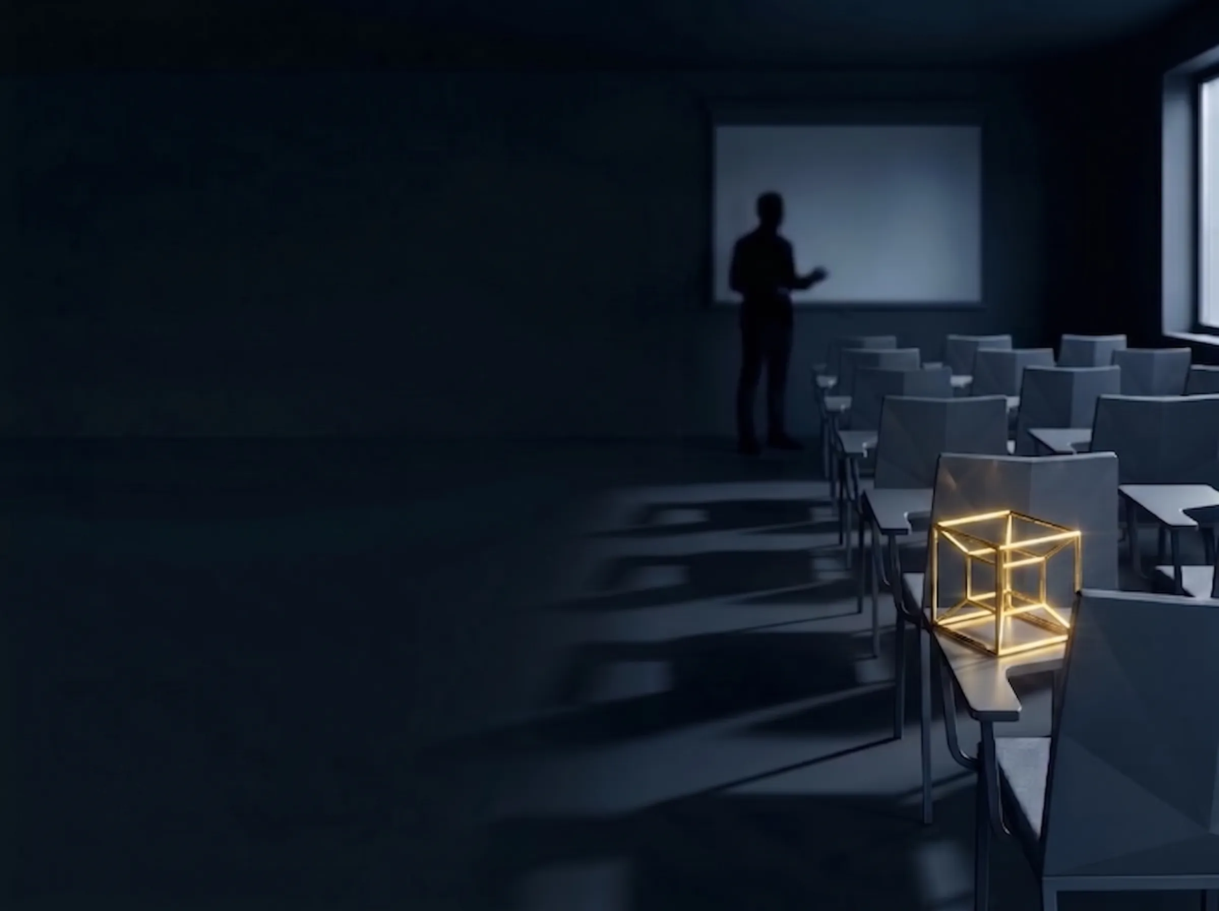 Salle de formation dans la pénombre vue depuis le fond, occupant la moitié droite du cadre : rangées de chaises à tablette et silhouette floue d’un intervenant devant un écran de projection ; un petit polyèdre doré posé sur une tablette au premier plan. La moitié gauche est une ombre plate.